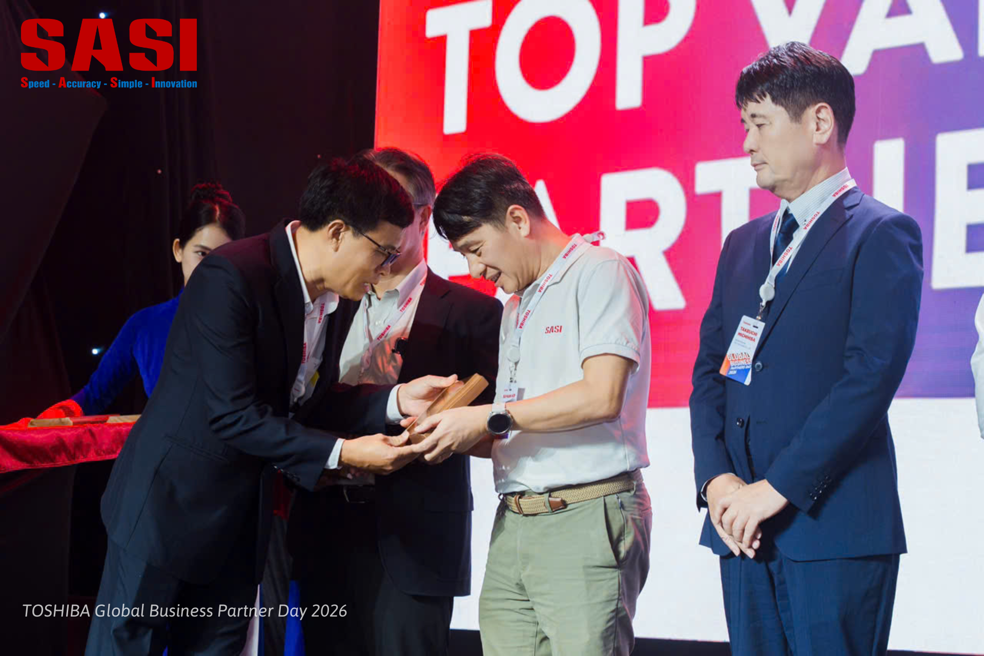 Đại diện SASI JSC nhận giải thưởng Top Valued Partner từ đối tác Toshiba